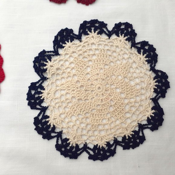 Vintage Doilies. Set of 4. Christmas holiday themed. Hand crafted. Varied sizes - Picture 9 of 11